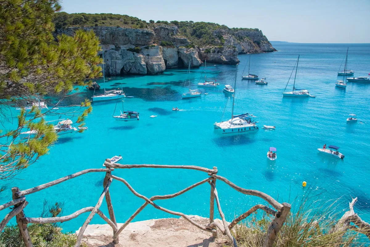 ¿Qué visitar en Menorca en barco?